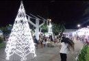 Chegada do Papai Noel, e acendimento das luzes, reúne multidão na praça Dalilo Quintino Pereira
