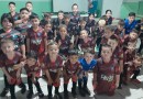 Crianças do projeto Alfa de futebol recebem uniformes