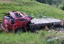 Caminhão sem freio sai da pista, capota e motorista sai com ferimentos leves