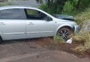Carro bate em poste e interrompe fornecimento de energia e água