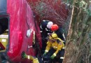 Motorista fica preso nas ferragens ao despencar de ponte com carreta na BR-153
