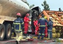 Batida frontal entre caminhões deixa dois mortos na BR-163