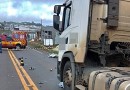 Jovem de 21 anos morre em acidente envolvendo moto e caminhão