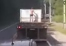 Homem sem roupas pega carona na carroceria de caminhão em SC