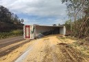 Carreta carregada com soja tomba na BR-163 em Capitão Leônidas Marques