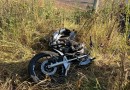 Colisão grave entre Amarok e moto deixa dois jovens feridos na SC-163