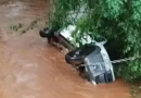 Caminhonete de empresa vai parar dentro de rio após cair de ponte