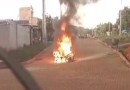 Moto pega fogo no meio da rua na Cohab Terra Nossa
