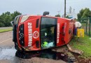 Acidente com ambulância tomba após colisão na BR-282