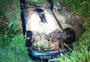 Motorista é resgatado pela Polícia Militar após ficar preso em carro que capotou e caiu dentro de córrego no Paraná