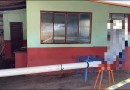 Homem morre após ficar preso em janela de bar