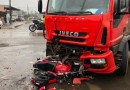 Dois homens ficam feridos em acidente entre moto e caminhão no Oeste de SC
