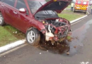 Condutor cochila, perde controle de carro e atinge letreiro no trevo da BR-282 em Nova Erechim