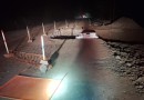Motorista é socorrido após cair com carro dentro de vala aberta na pista