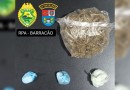 Um homem é preso e dois menores aprendidos com drogas no bairro alvorada