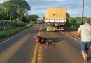 Colisão entre moto e caminhão deixa duas pessoas feridas