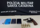 Sete pessoas em veículo são presas com arma de fogo após disparos em residência