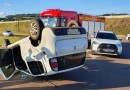 Carro capota após colisão no trevo de acesso ao município