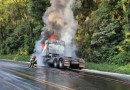 Caminhão é destruído por incêndio na BR-153