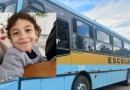 Criança de 10 anos morre atropelada por caminhão após descer de ônibus escolar