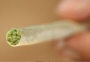 Homens são flagrados fumando maconha na escadaria da Igreja Matriz