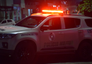 Homem tenta atropelar mulher e furta celular
