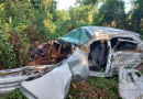 Motorista morre ao ser ejetada de automóvel em saída de pista em Chapecó