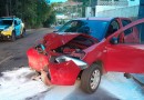 Automóvel colide em caminhão estacionado e condutora fica ferida