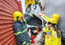 Carro fica irreconhecível após ser prensado por caminhões, mas motorista sobrevive