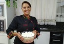 Você precisa experimentar essa salada de frutas super cremosa com mousse