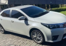 Toyota Corolla é roubado à luz do dia em lava car