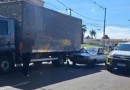 Colisão entre carro e caminhão é registrada no centro