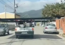 Saveiro carrega placa gigante, desvia de carros e quase causa acidente em SC