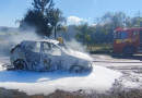 Veículo é destruído por incêndio no interior