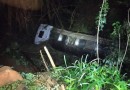 Caminhão fica pendurado em árvores após cair 15 m em ribanceira no interior de Quilombo