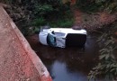Veículo sai da pista e cai em rio no interior