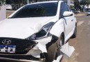 Acidente entre motocicleta e carro deixa condutora gravemente ferida