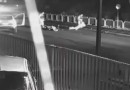 Viatura invade pista contrária, acerta moto e policiais agridem motociclista