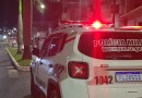 Motociclista foge da polícia, bate em muro e árvore e é autuado