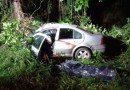 Uma pessoa morre e outra fica ferida em saída de pista na BR-282