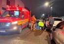 Mulher sofre queda de motocicleta, tenta buscar socorro e acaba colidindo contra carro