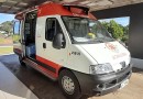 Homem fica gravemente ferido em saída de pista seguida de colisão em árvore