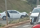 Motorista fica ferido após colidir veículo contra poste