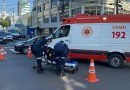 Colisão entre carro e moto deixa mulher ferida na área central
