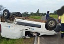 Colisão deixa carro de ponta cabeça