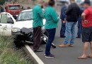 Moto fica presa na parte frontal de picape em acidente na BR 282