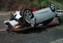 Veículo capota após colidir em outro estacionado no Prolongamento da Júlio Assis