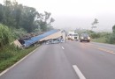 Caminhão carregado com garrafas de água tomba na BR-282