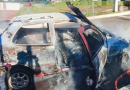 Fiat Palio fica praticamente destruído após incêndio no centro