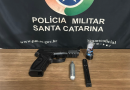 Jovem é flagrado com simulacro de arma de fogo após denúncia de ameaça